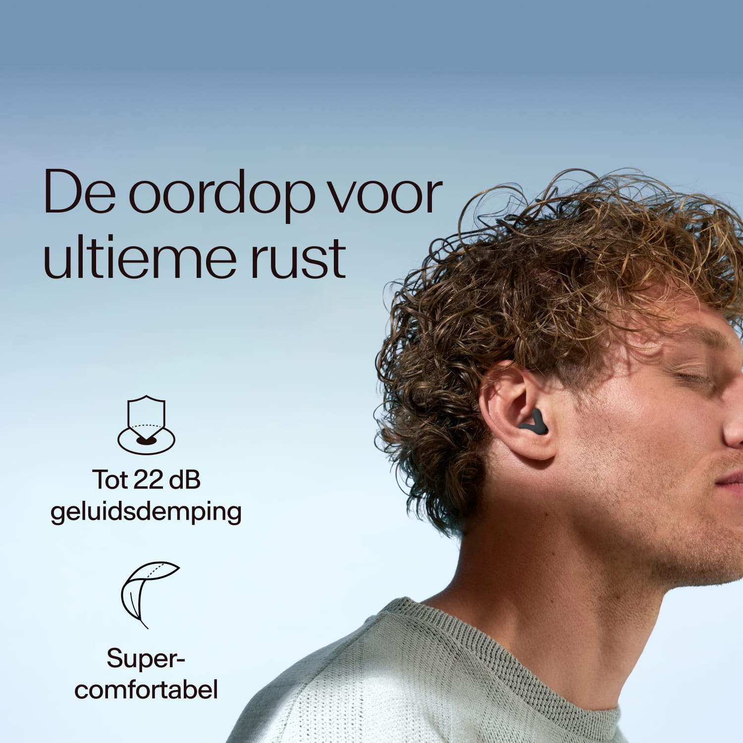 Mannen die Alpine Silence in zwart dragen, met een demping van 22dB