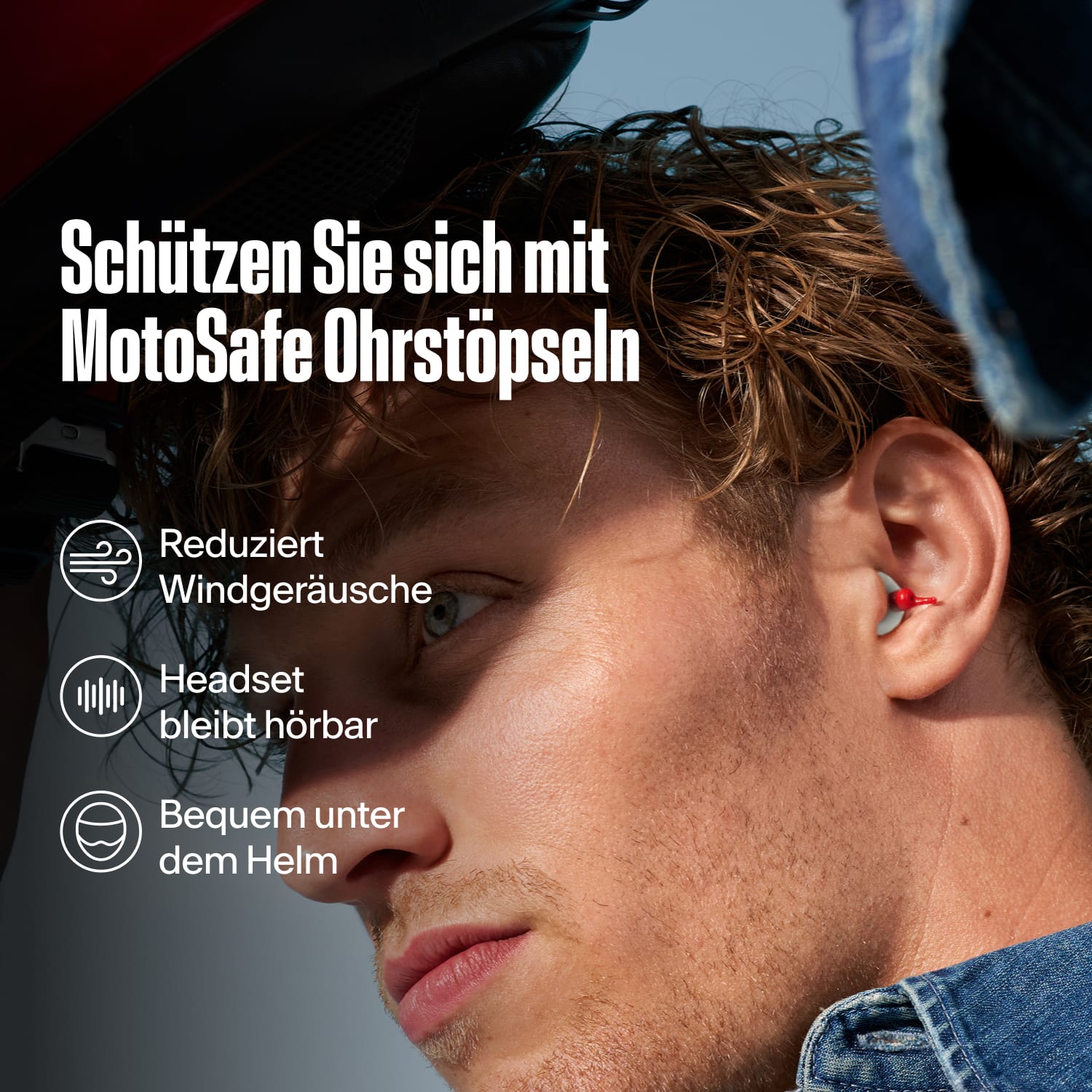 Mann mit einem Alpine MotoSafe Duo Ohrstöpsel im Ohr, mit dem Text &