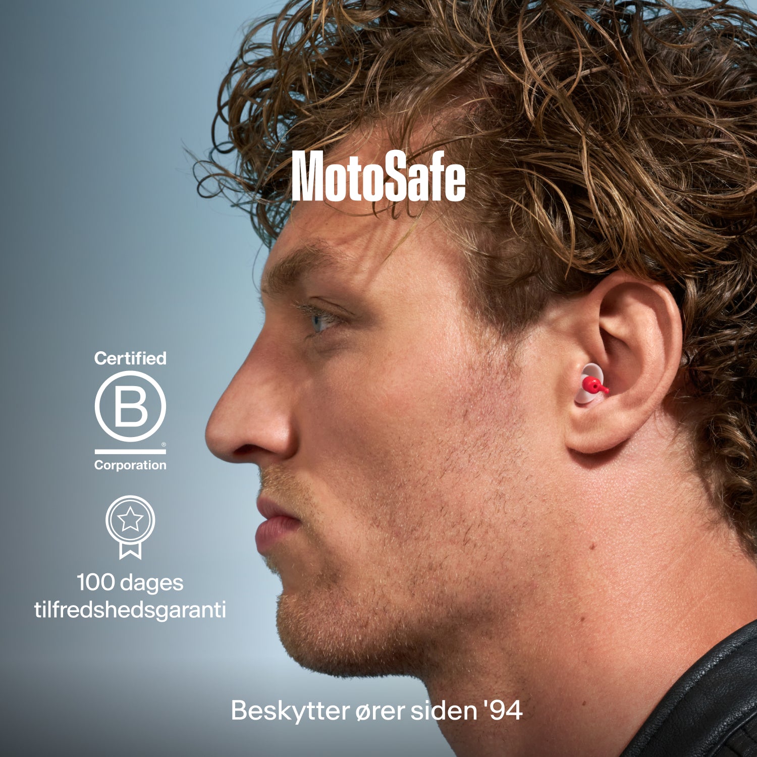 Mand med en Alpine MotoSafe Duo øreprop i øret, med teksten &