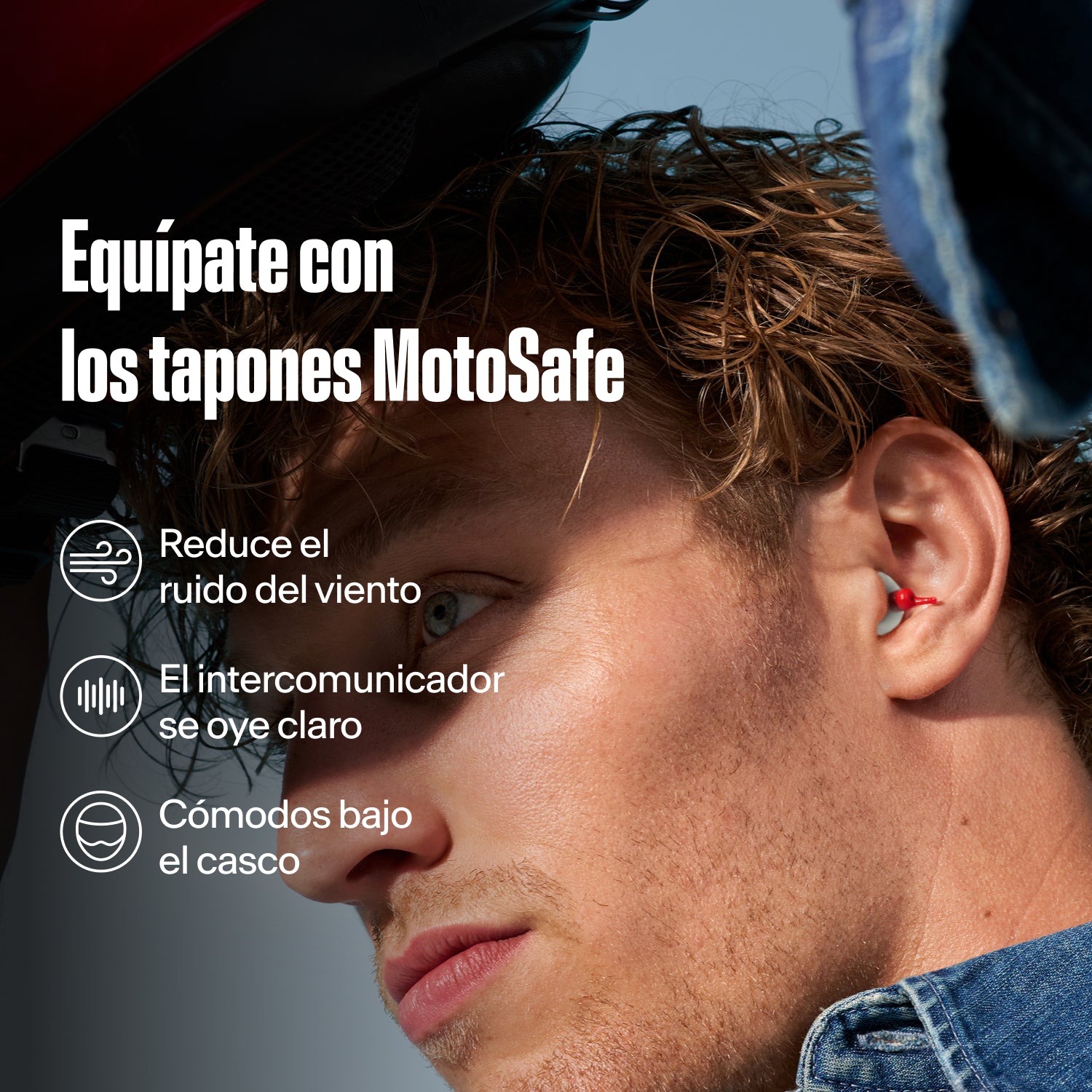 Hombre con un tapón Alpine MotoSafe Duo en el oído, con el texto &