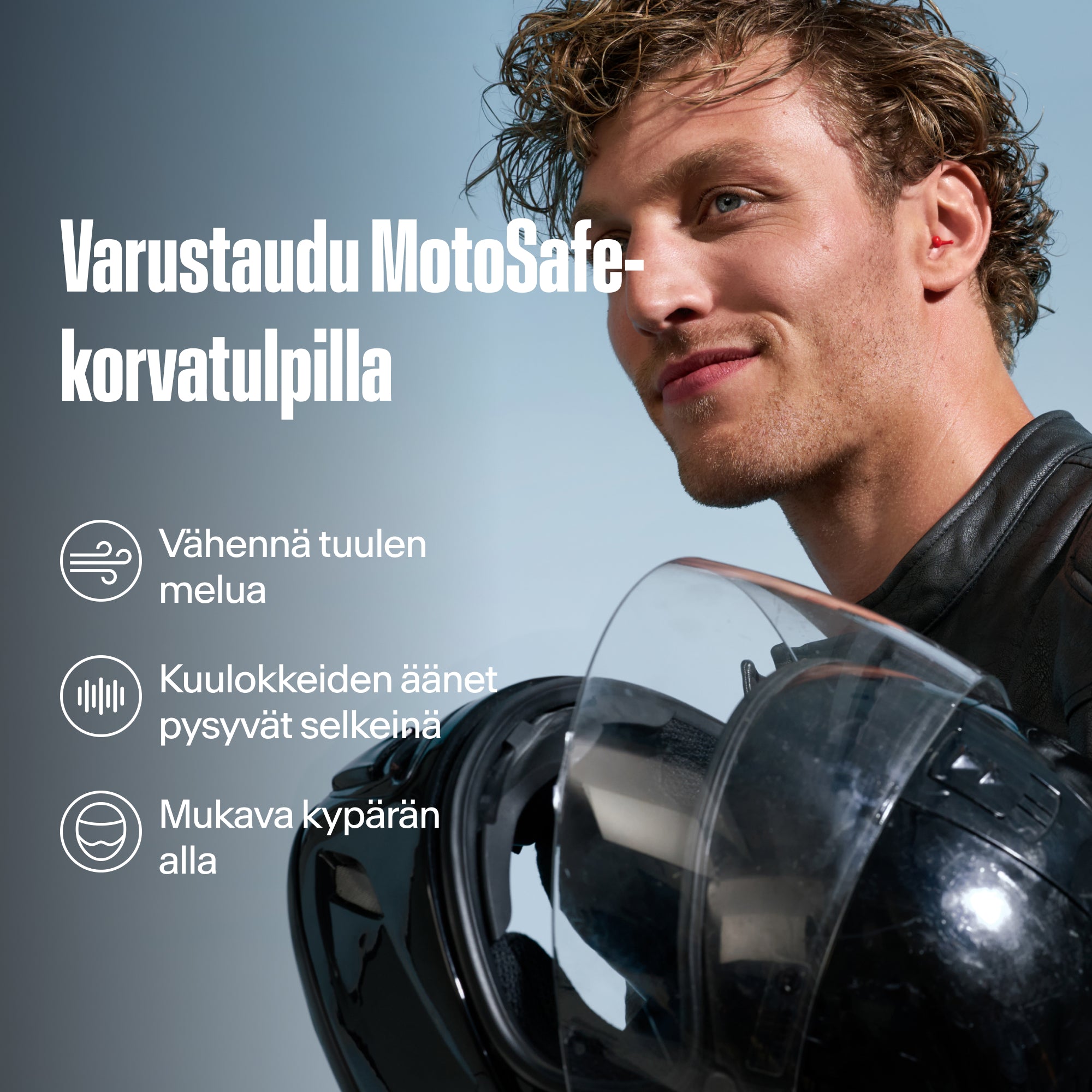 Moottoripyöräilijä pitelee kypärää Alpine MotoSafe Sport -korvatulpat korvissa, tekstinä &