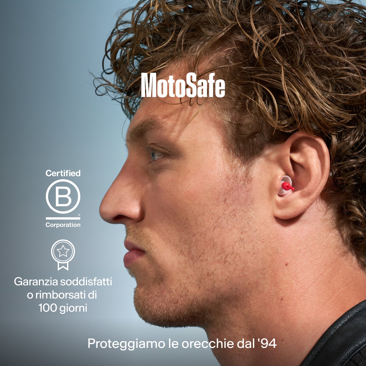 Uomo con un tappo Alpine MotoSafe Duo nell&