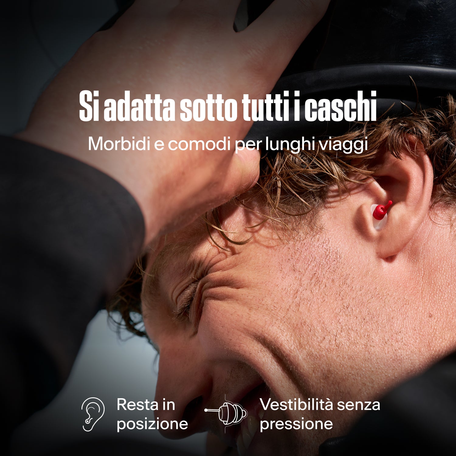 Motociclista con un tappo Alpine MotoSafe Sport mentre indossa il casco, con la scritta &