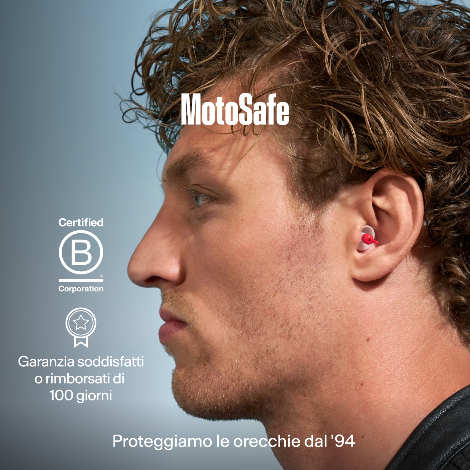 Uomo con un tappo Alpine MotoSafe Sport nell&