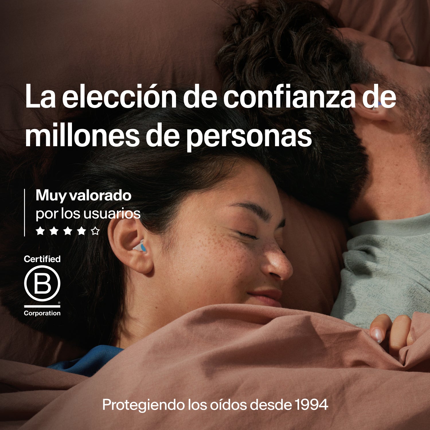 Pareja dormida con tapones Alpine SleepDeep talla L, elegidos por millones, certificación B Corp, protegiendo oídos desde 1994 