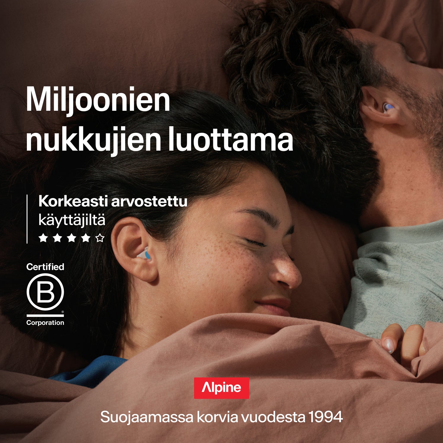 Nukkuva pariskunta käyttää Alpine SleepDeep -korvatulppia, koko L, miljoonien luottama, B Corp -sertifioitu, korvansuojausta vuodesta 1994  