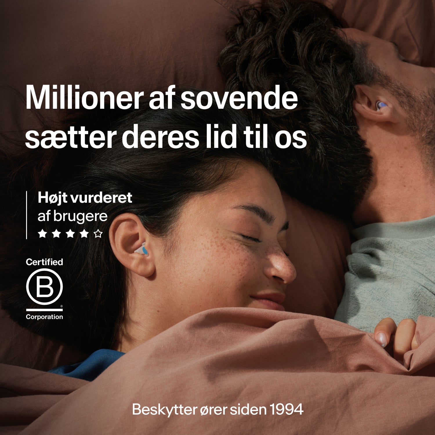 Sovende par med Alpine SleepDeep ørepropper i størrelse M, betroet af millioner, B Corp-certificeret, beskytter ører siden 1994 