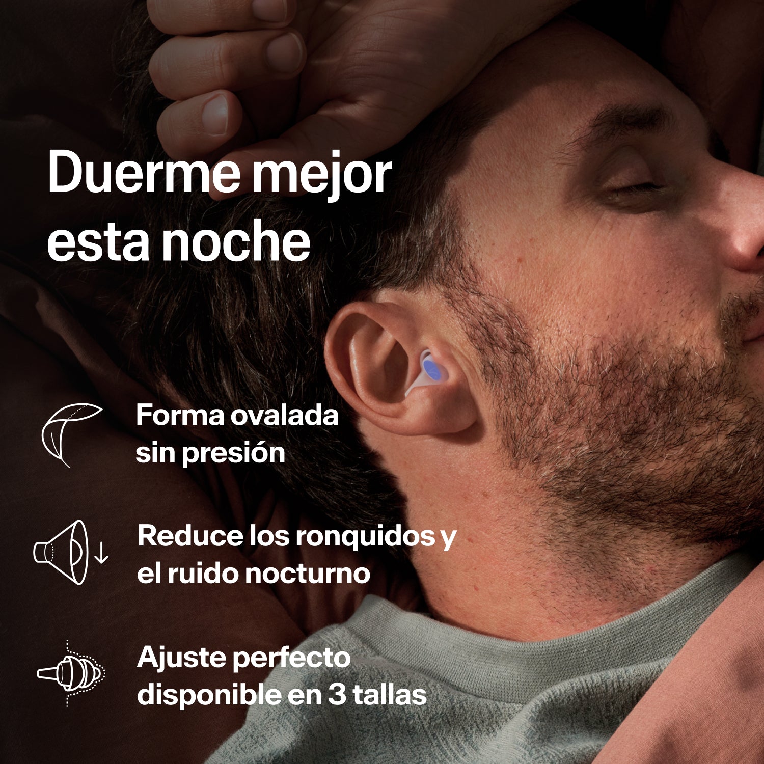 Hombre dormido de lado con un tapón Alpine SleepDeep Multisize contra ronquidos y ruido nocturno 