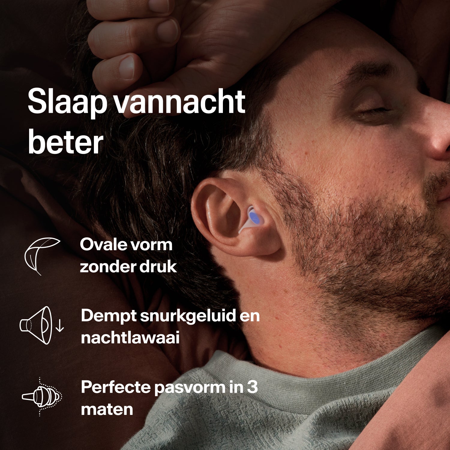 Man slaapt op zijn zij met een Alpine SleepDeep Multisize oordopje tegen gesnurk en nachtlawaai 