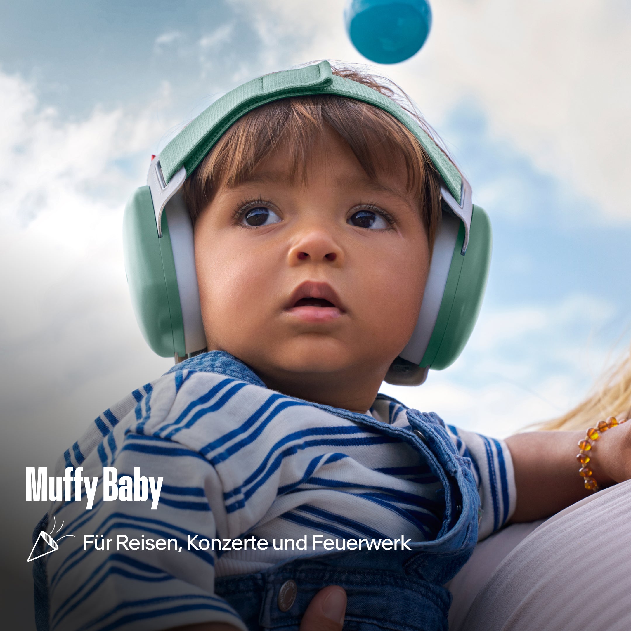 Alpine Muffy Baby Kapselgehörschutz, getragen von einem Kleinkind im Freien, mit dem Text &