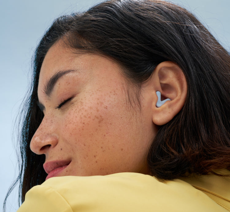 vrouw met alpine silence in blauw
