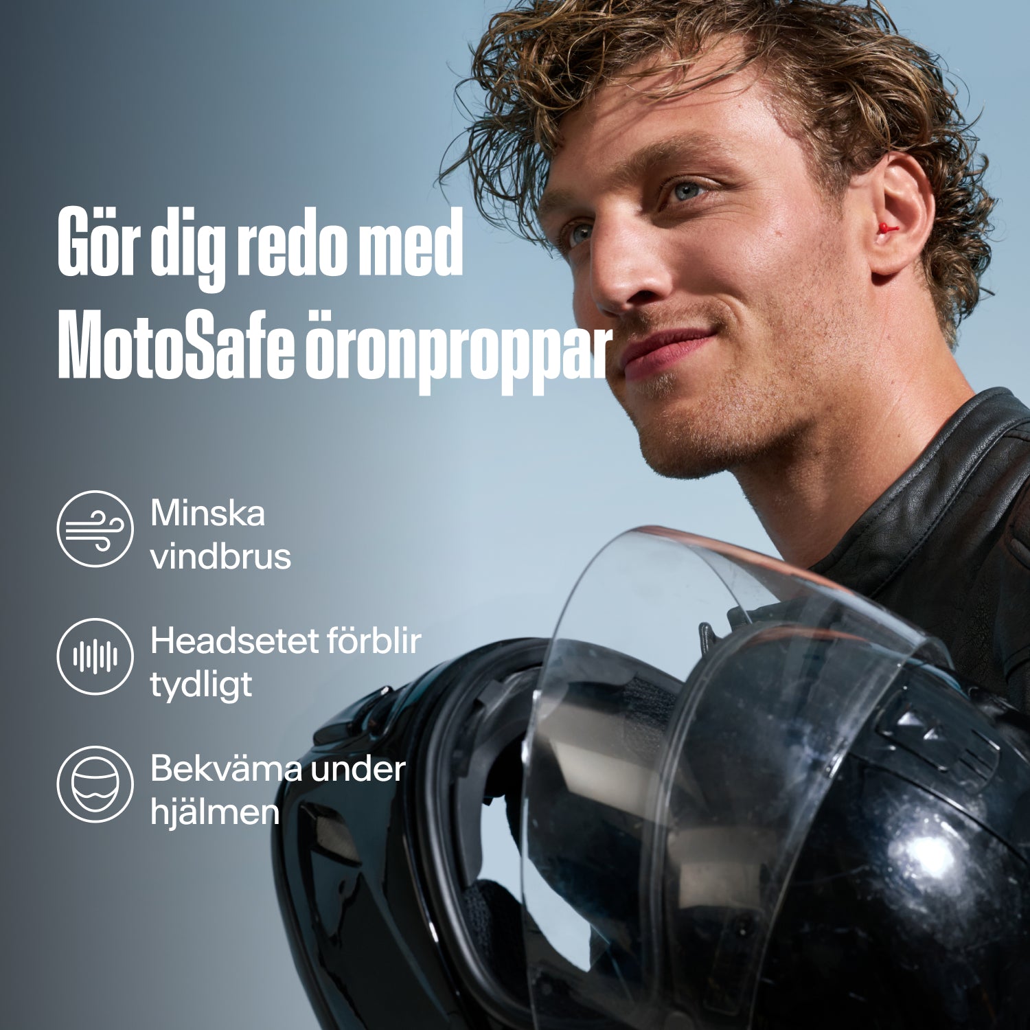 Motorcyklist med Alpine MotoSafe Sport öronproppar håller en hjälm, med texten &