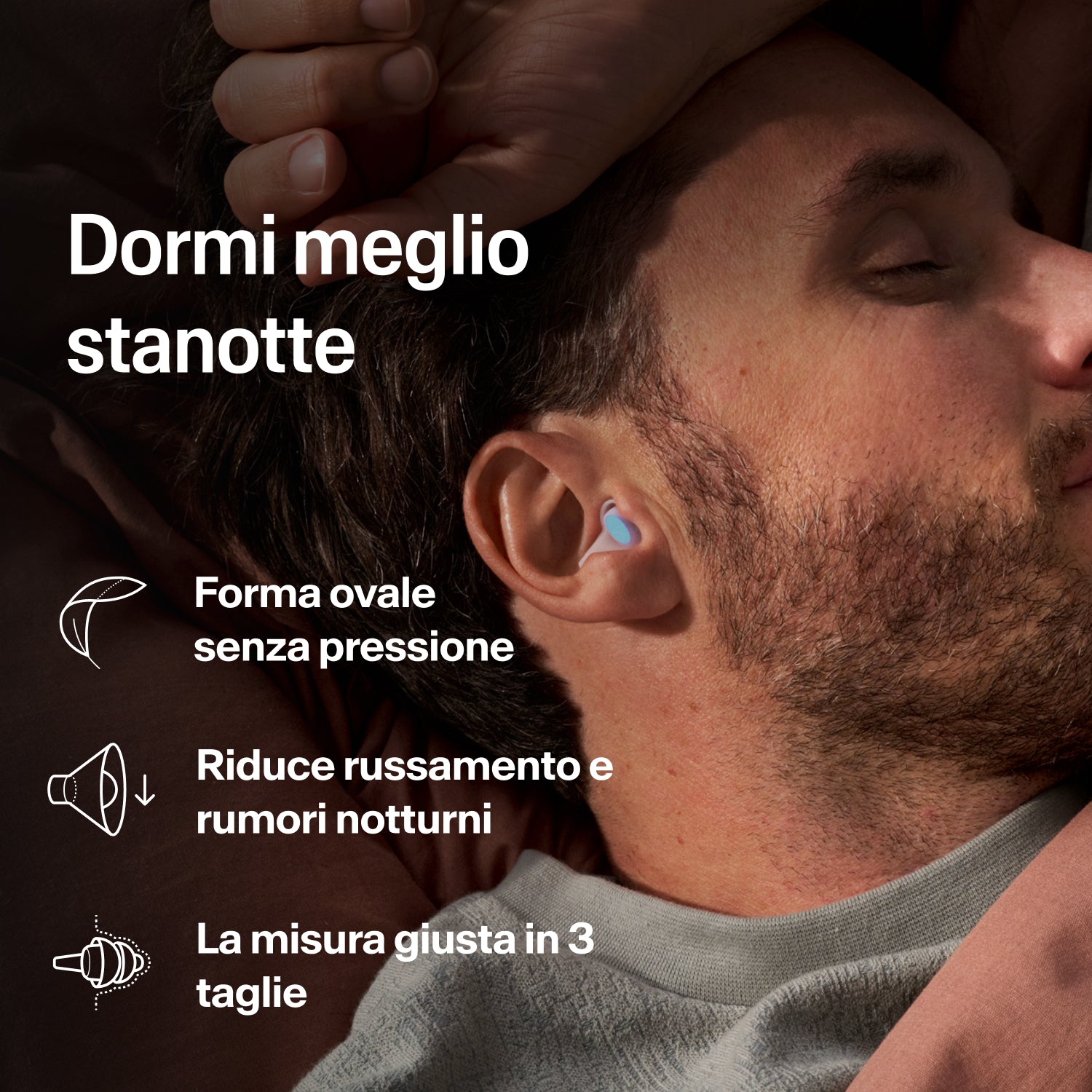 Uomo che dorme sul fianco con un tappo Alpine SleepDeep taglia S contro russamento e rumori notturni 