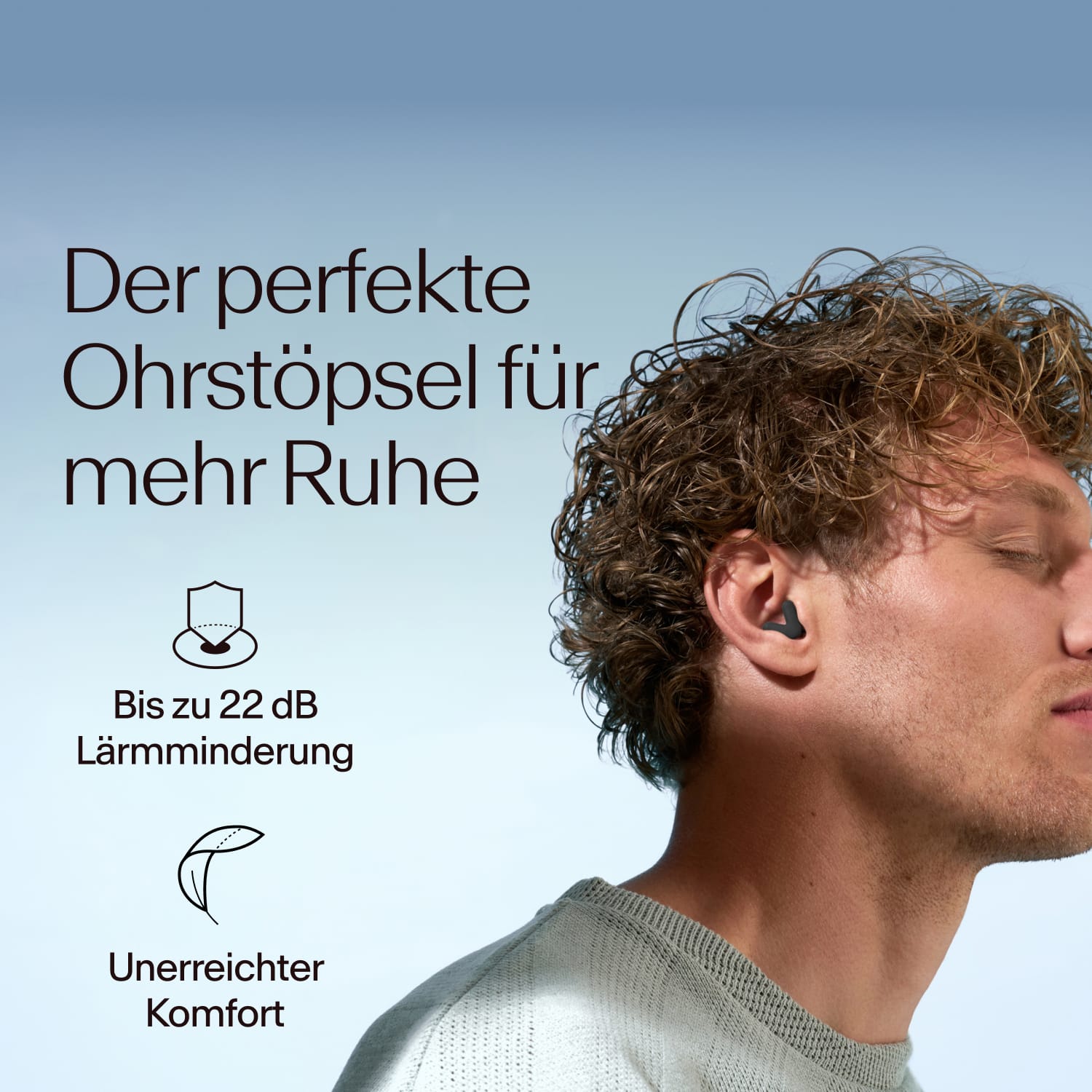 Ein Mann trägt Alpine Silence in Schwarz, mit einer Dämpfung von 22dB 