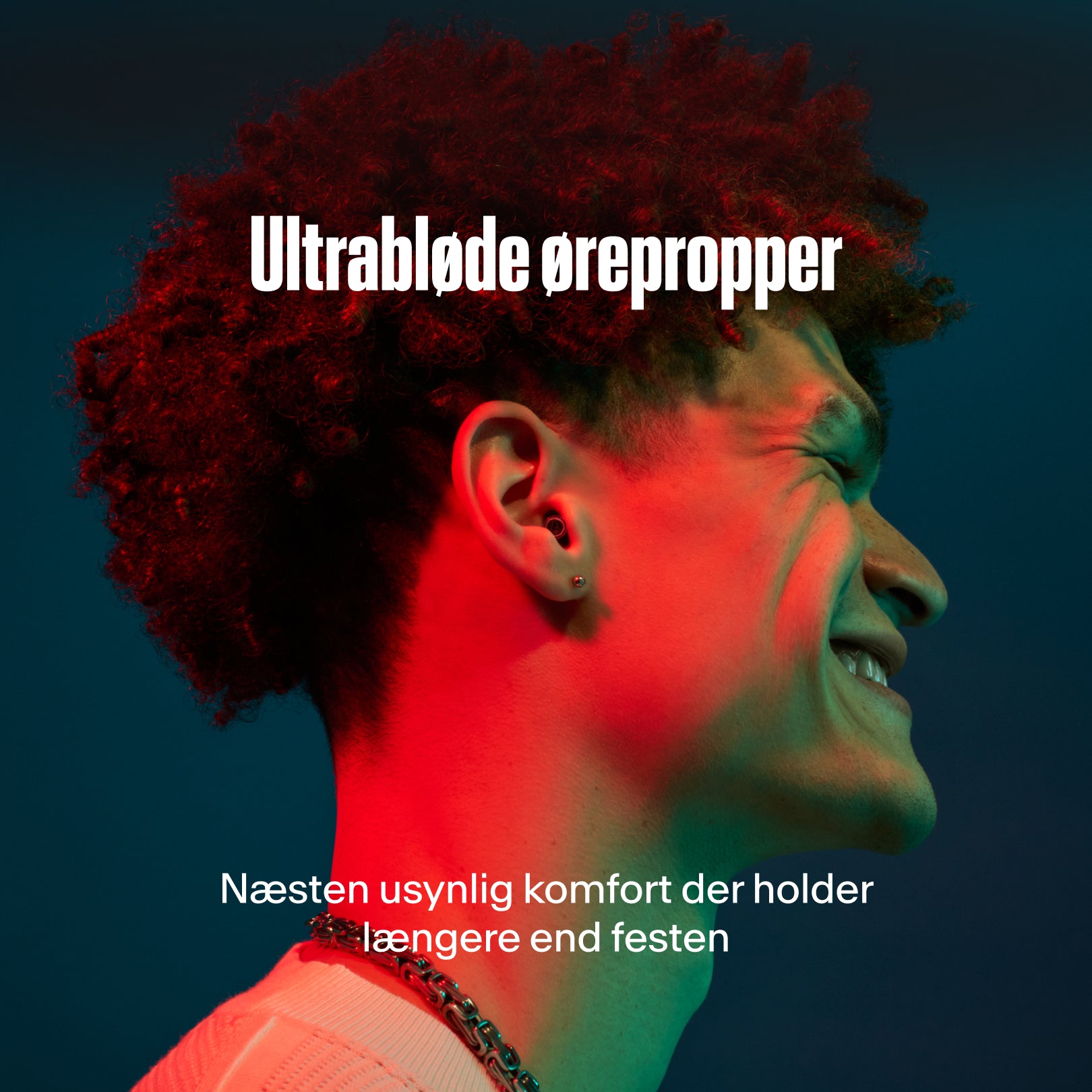 Mand bærer Alpine ultra soft ørepropper; næsten usynlig komfort, der holder længere end festen 