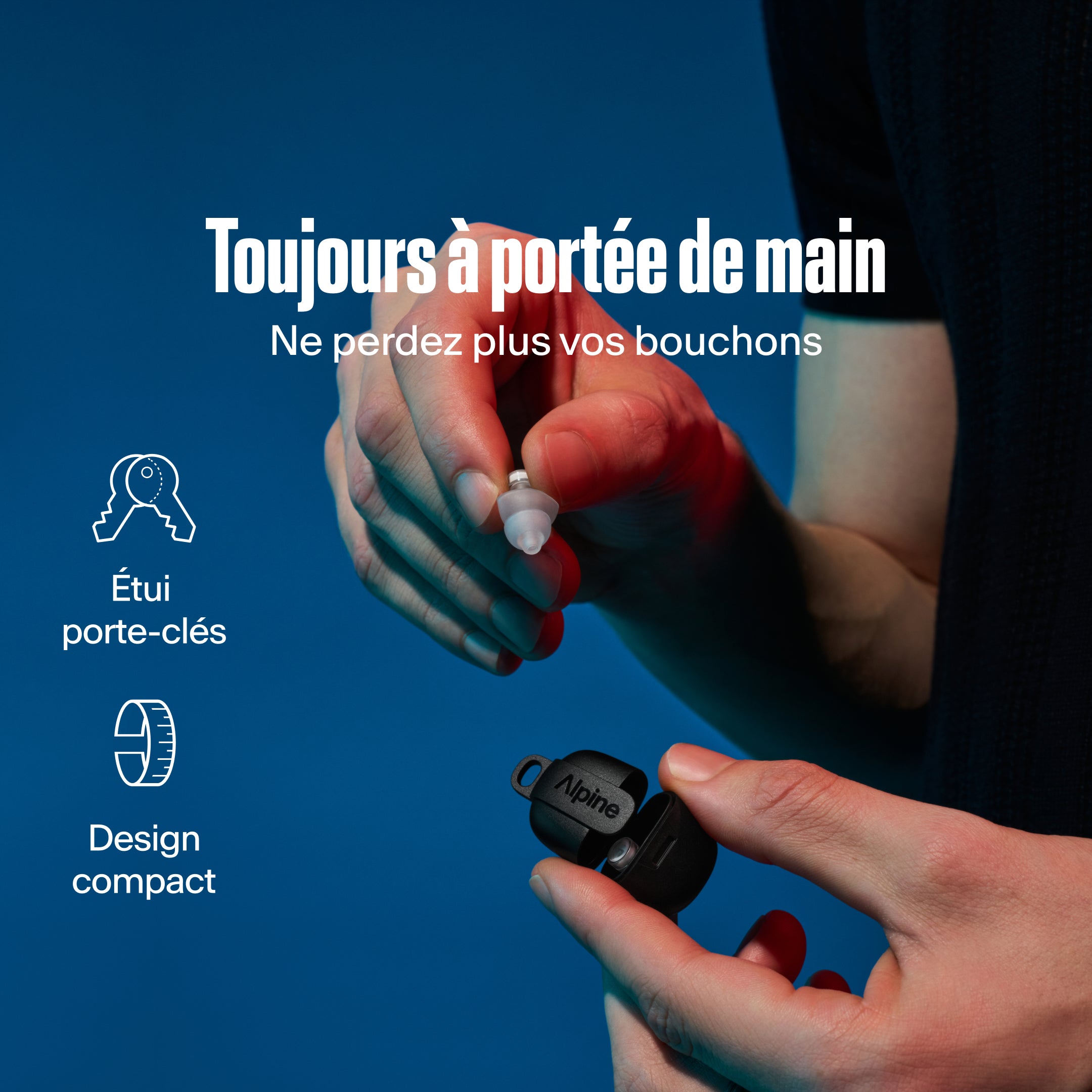Alpine PartyPlug Pro, toujours à portée de main. Mains tenant un bouchon transparent et un étui porte-clés 