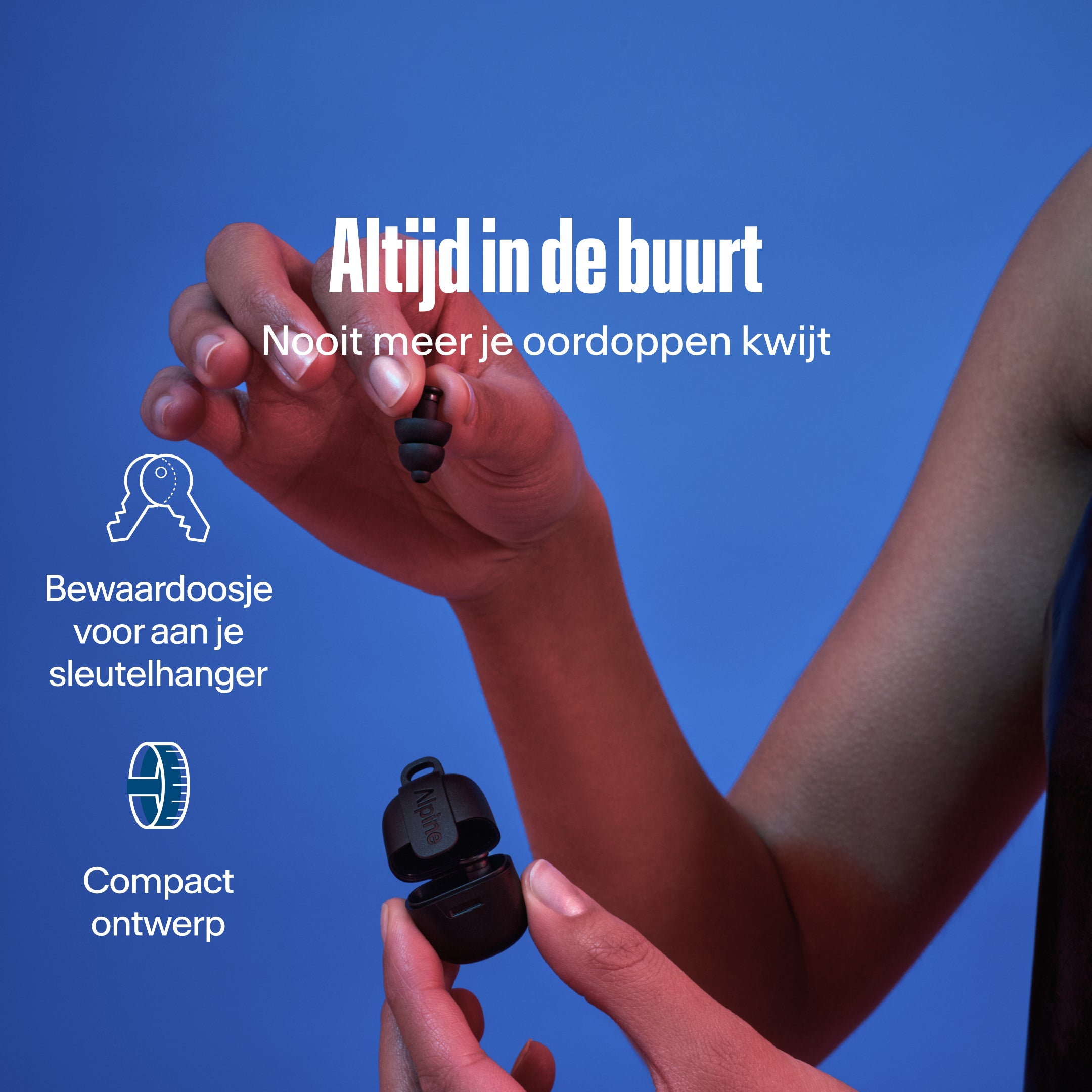Alpine PartyPlug Pro, altijd binnen bereik. Handen met transparante oordop en zwarte sleutelhanger 