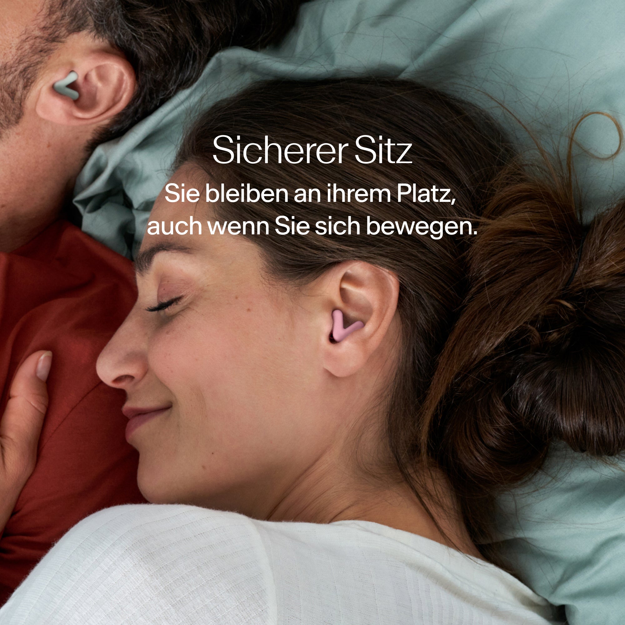 Mann und Frau schlafen, tragen Alpine Silence Ohrstöpsel in Pink, die sicher an Ort und Stelle bleiben 
