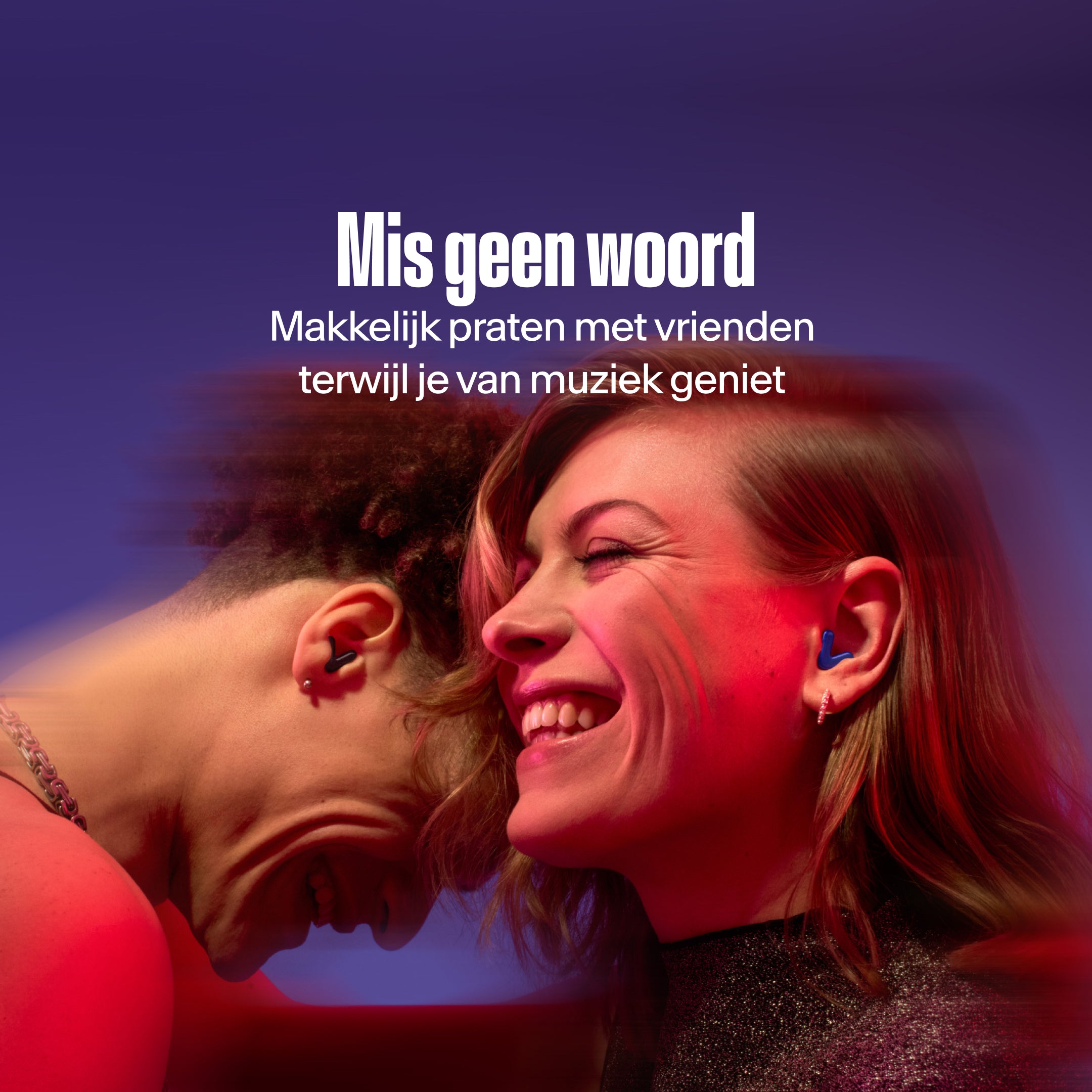 man en vrouw met Alpine Tune in dark-blue en black dansen samen 