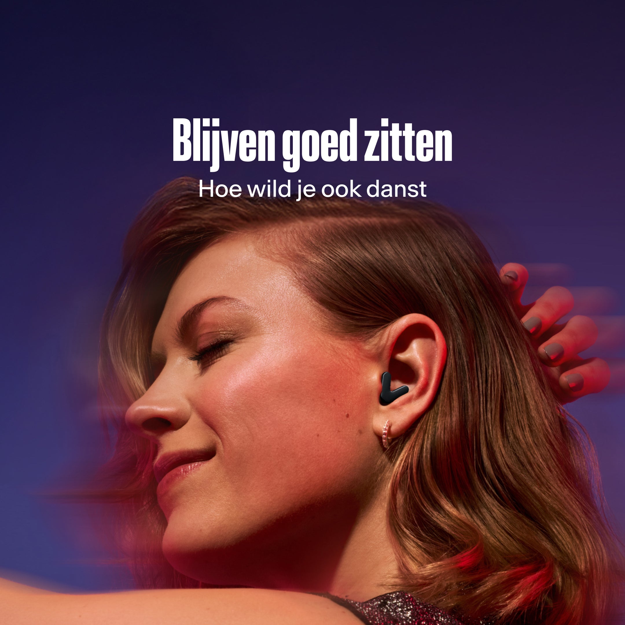 Vrouw draagt Alpine Tune in black terwijl ze danst 